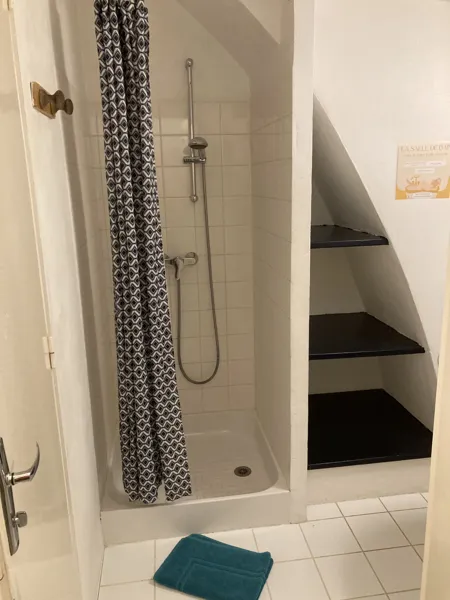 La Panicaut : Salle d'eau, douche, lavabo, wc indépendant, Gite de Montredon