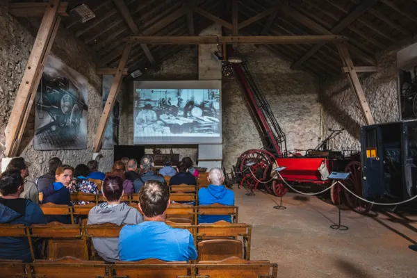 Projection avant la visite du musée des Traditions du Sud-Aveyron, ©V. Govignon - OT Larzac Vallées