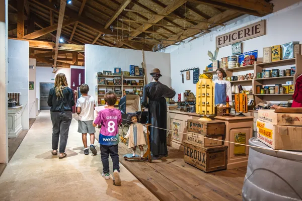 Visite en famille avec le livret jeu de piste - Musée des traditions du Sud-Aveyron, ©V. Govignon - OT Larzac Vallées