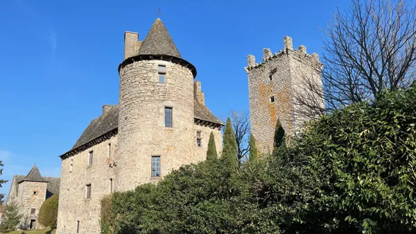 Tour du château de Sénergues (groupe), Château de Sénergues