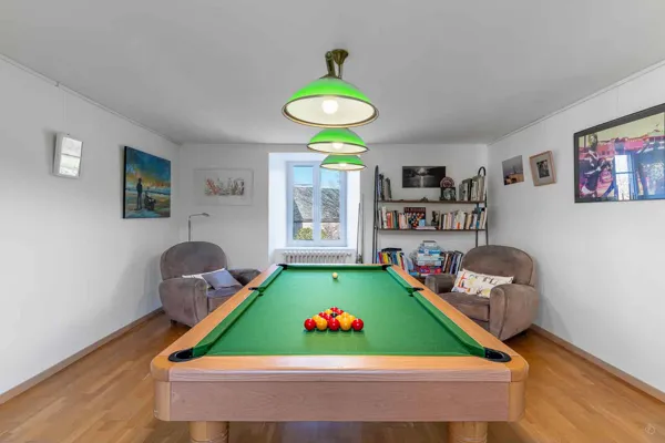 Le Clos du Barry - le salon des hôtes (billard), Le Clos du Barry