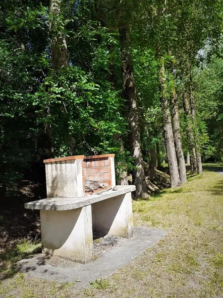 Barbecue à l'aire de pique-nique du Nuéjouls, Office de Tourisme Rougier d'Aveyron Sud