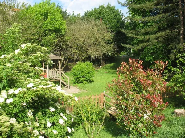 Une aire arborée, Office de Tourisme Rougier d'Aveyron Sud