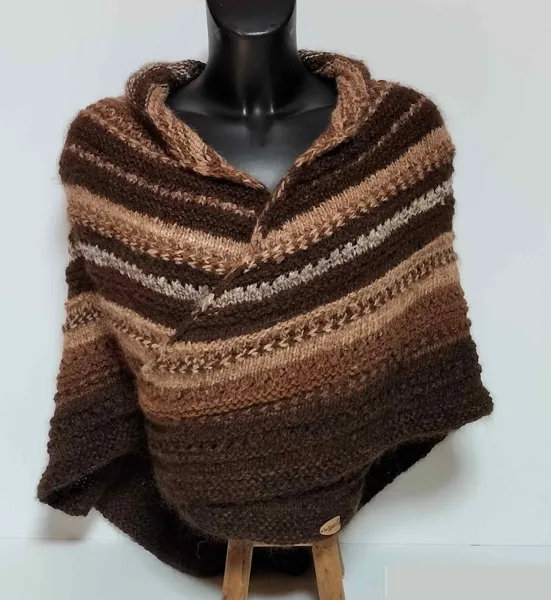 Châle entièrement réalisé à la main, de la toison au produit fini. En alpaga entre 60 et 80%, mérinos, mouton d'aveyron et mohair de 40 à 20%., Aux laines de Tiyos