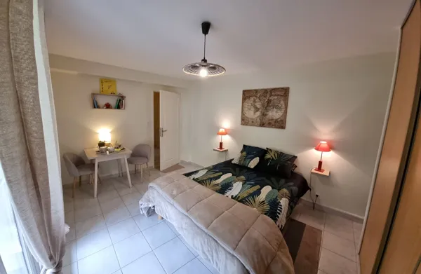 Chambre voyage, coté jardin.