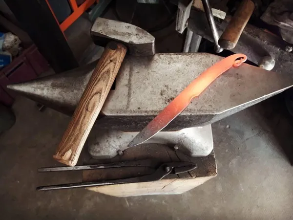 Quand le fer est chaud., Enclume et Barbotine