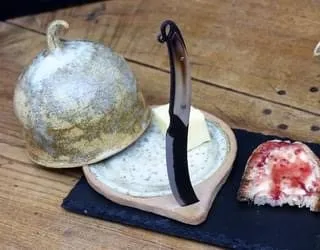 travail à 4 mains, beurrier et couteau à beurre., Enclume et Barbotine