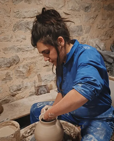 Anna, tournage d'un vase, 