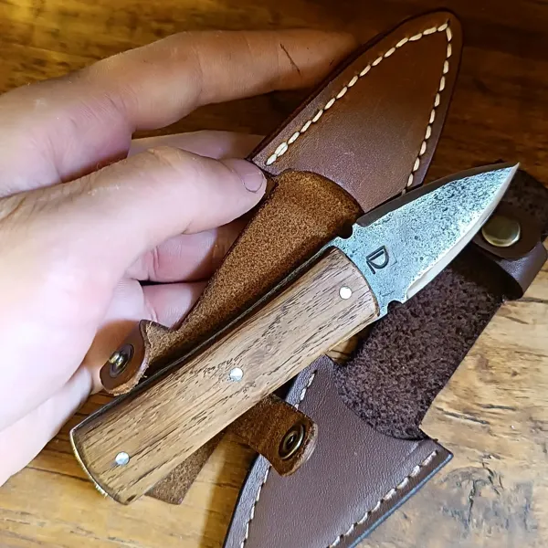 Couteau à huitres forgé et son étui cuir, 