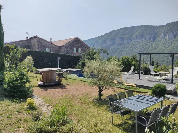 Axée 
Piscine
Spa jacuzzi 
Pingpong 
Bien être 
Soleil 
Bronzage, 