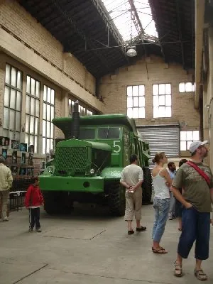Visite libre devant camion Euclid de 1947 exposé dans le musée, OFFICE DE TOURISME DE DECAZEVILLE
