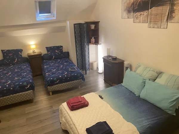 chambre 4 personnes 1 lit double et 2 lits simples