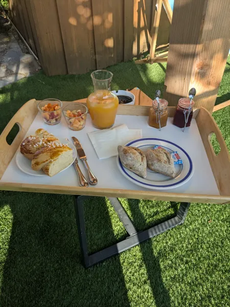 Petit-déjeuner compris