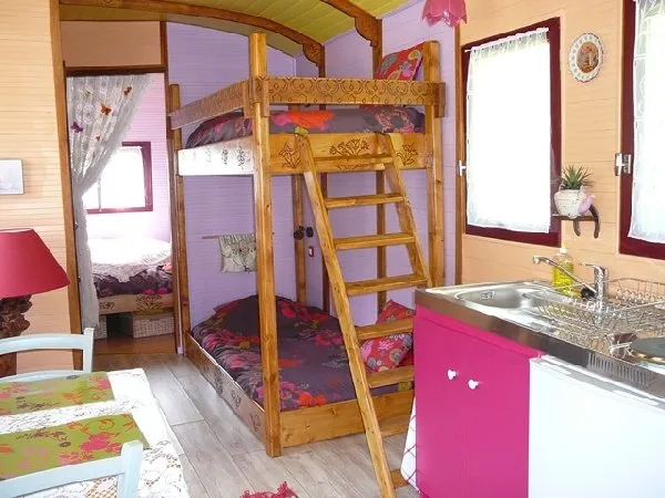 Vue de la cuisine et de la pièce principale, M. AZAM