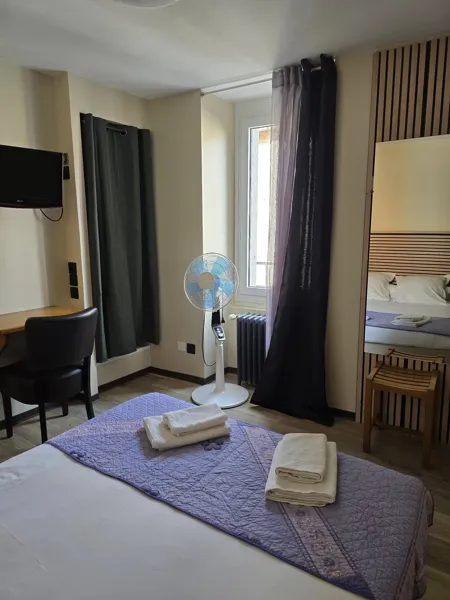 Chambre équipée tv et ventilateur