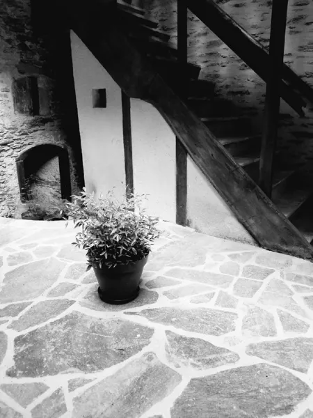 Cour intérieure et sa fontaine La Conquise, Ghislaine Thiollier