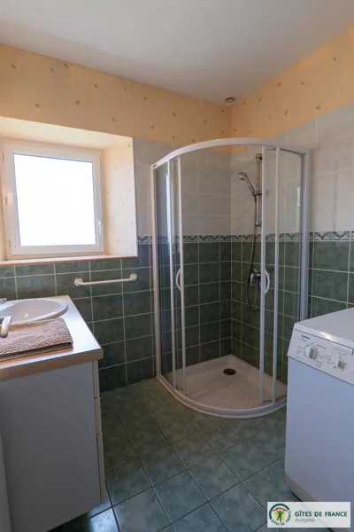 GITE LA GRANGE CONTENSOUS - La salle d'eau avec lave-linge