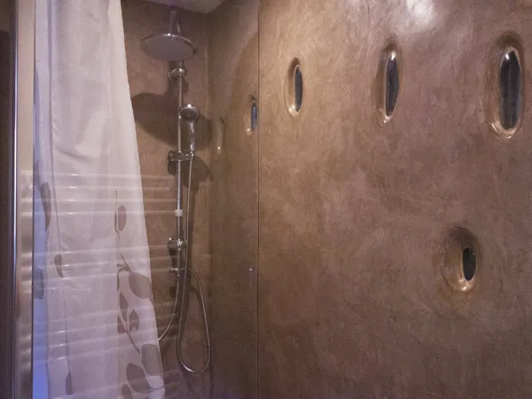 Douche en tadelakt, La Roquette