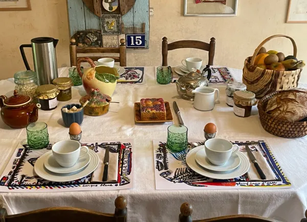 Petit-déjeuner dans la cuisine d'été, 