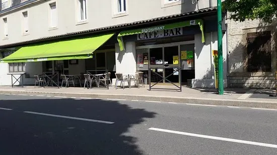 Terrasse et entrée restaurant/accueil hôtel