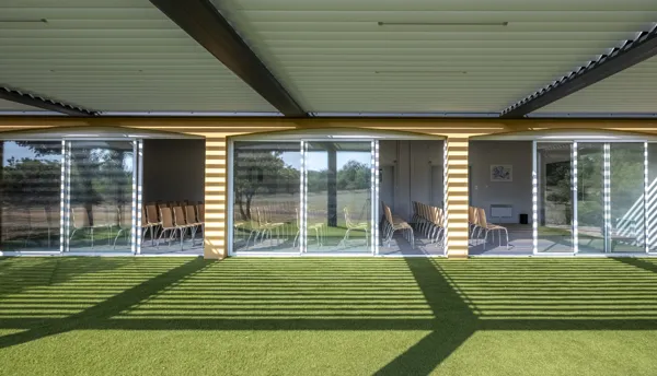 Salle séminaire 3C à la lumière du jour avec sa Pergola, Hotel Causse Comtal