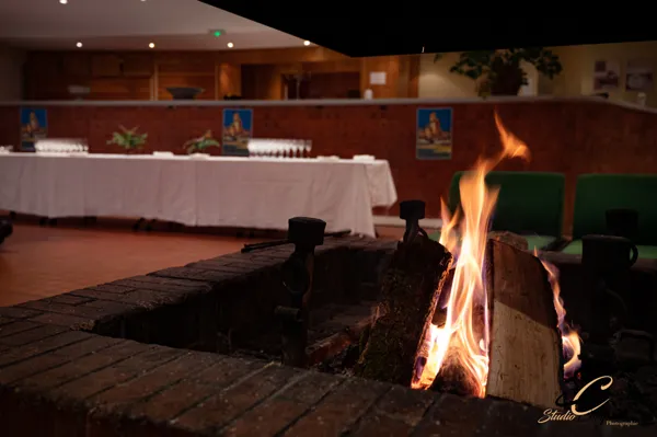 Bar avec feu de cheminée, Studio Chrysalina