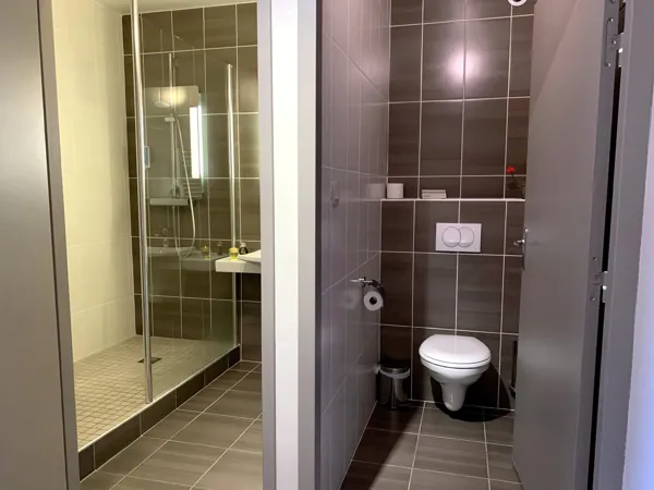 Salle de bain d'une suite, Causse Comtal