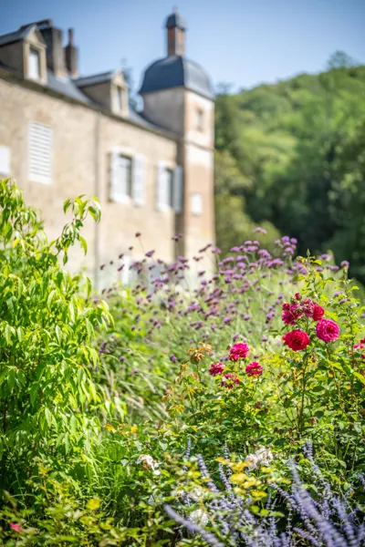 Abbaye de Beaulieu-en-Rouergue - jardin de roses, Thomas Rothée - Centre des monuments nationaux