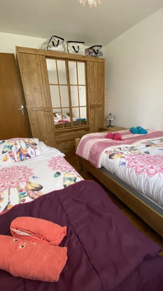 Première chambre vu depuis la fenêtre (avec lit d'une personne en plus sur demande et en sus), Aurore Laut