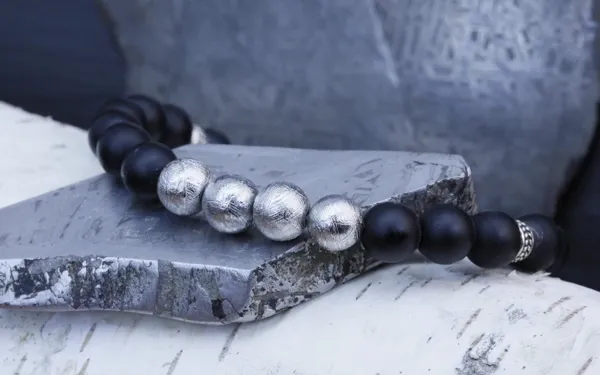 Bracelet homme en météorite de Gibeon et onyx noir naturel fermoir acier chirurgical, Atelier Bijoux Elodie Marcillac Estaing