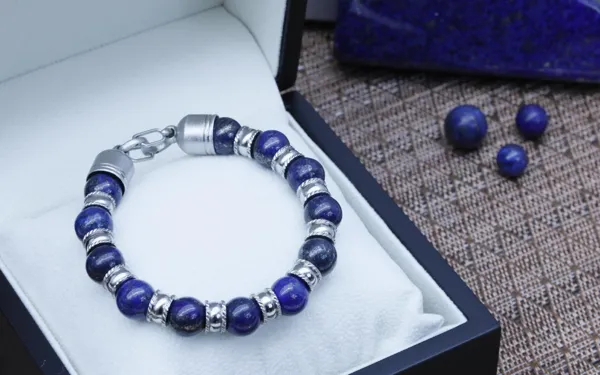Bracelet en lapis lazuli naturel entretoise ciselé et fermoir acier chirurgical, Atelier Bijoux Elodie Marcillac Estaing
