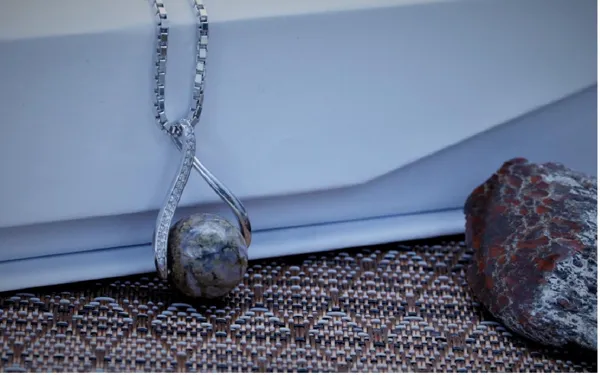 Pendentif en os fossile de dinosaure naturel et argent massif 925e, Atelier Bijoux Elodie Marcillac Estaing