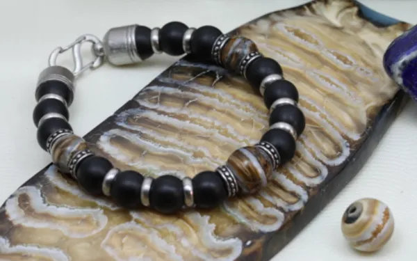 Bracelet molaire de mammouth fossile et onyx noir mat, Atelier Elodie MARCILLAC Estaing