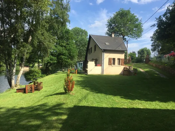 Entrée et terrain privatif du gîte