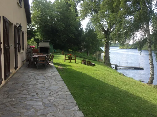 Terrasse de la maison au bord de l'eau
