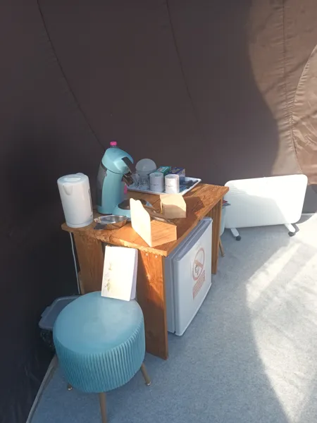 L intérieur de la bulle, intérieur bulle : cafetière,mini frigo, bouilloire, cafés, thés, chauffage élécrique