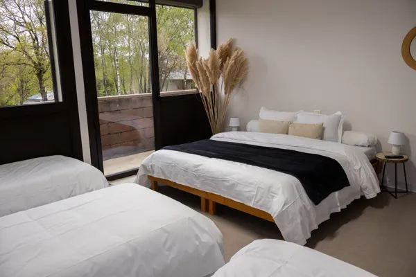 Chambre familiale de 5 personnes, Mathieu Inconstante