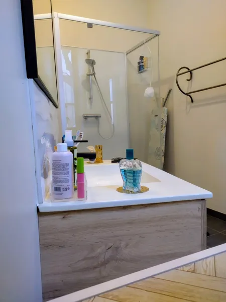 Salle de bain, meuble une vasque