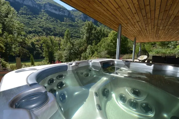 Spa sur terrasse couverte et vue rivière, Gite Emeraude Design & Nature - Luc Jennepin