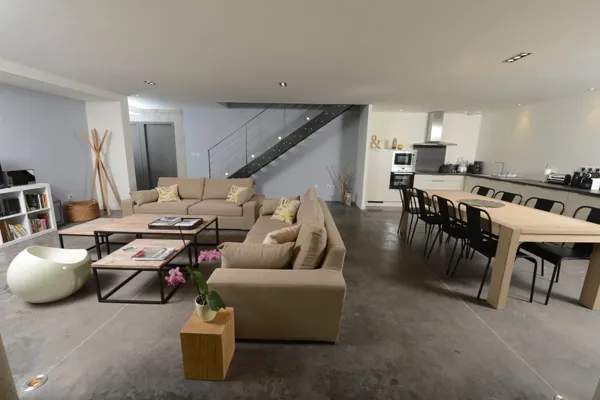 Pièce à vivre, ambiance naturelle et contemporaine, Gite Emeraude Design & Nature - Luc Jennepin