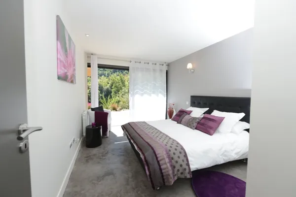 Chambre en RDC accessible aux personnes à mobilité réduite, vue rivière, Gite Emeraude Design & Nature - Luc Jennepin