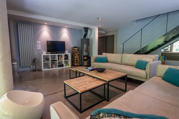 Salon, pièce à vivre avec poêle à bois, Gite Emeraude © Stephanie Cailbeaux, 2025