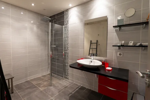 Salle d'eau accès personne à mobilité réduite, Gite Emeraude © Stephanie Cailbeaux, 2025