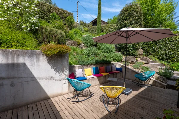 Terrasse étage près terrain pétanque privé, Gite Emeraude © Stephanie Cailbeaux, 2025