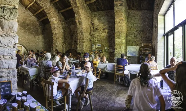 Goûter dans l'ancienne bâtisse caussenarde, Virginie Govignon - OT Larzac Vallées