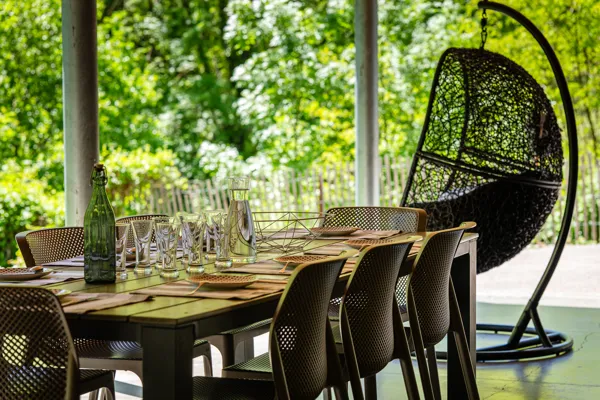 Terrasse couverte vue rivière, Gite Emeraude © Stephanie Cailbeaux, 2025