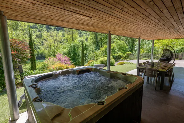 Jacuzzi, Gite Emeraude © Stephanie Cailbeaux, 2025