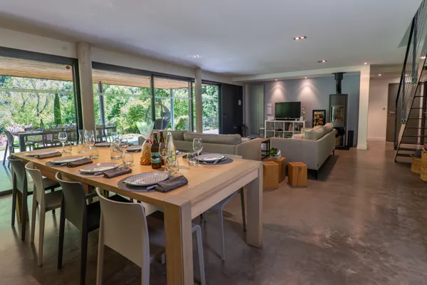 Pièce à vivre, ambiance naturelle et contemporaine, accès adapté aux personnes à mobilité réduite., Gite Emeraude © Stephanie Cailbeaux, 2025