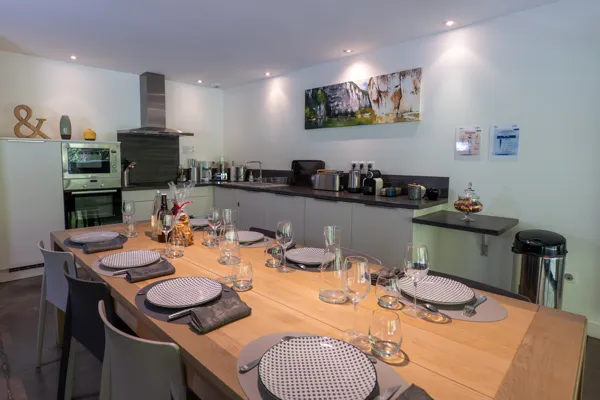 Cuisine pour 9 personnes, Pièce principale, accès adapté aux personnes à mobilité réduite.