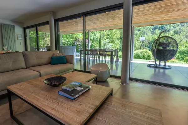 Vue extérieur du salon, Gite Emeraude © Stephanie Cailbeaux, 2025